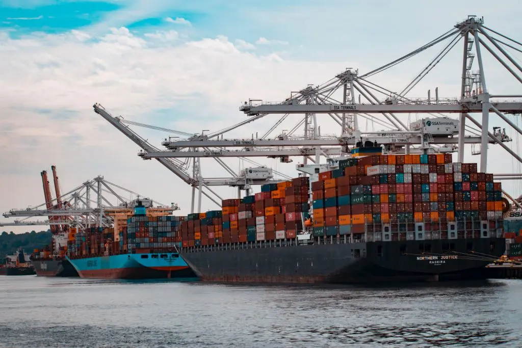 How To Ship a Package: The Ultimate Guide for International Shipping 4 shipment via see