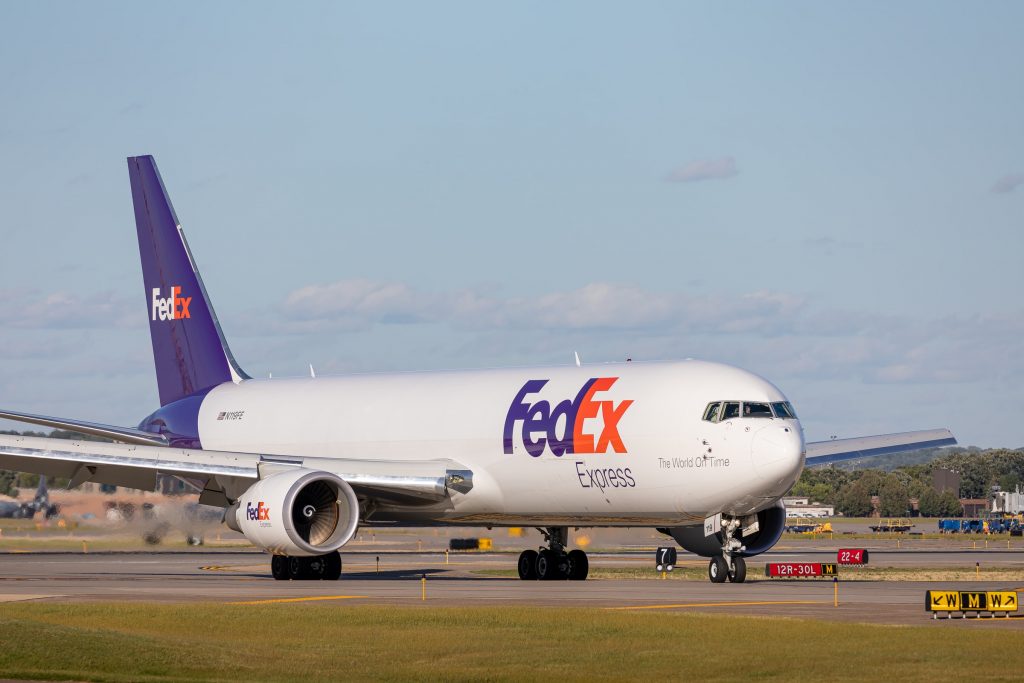 Skickas med Fedex