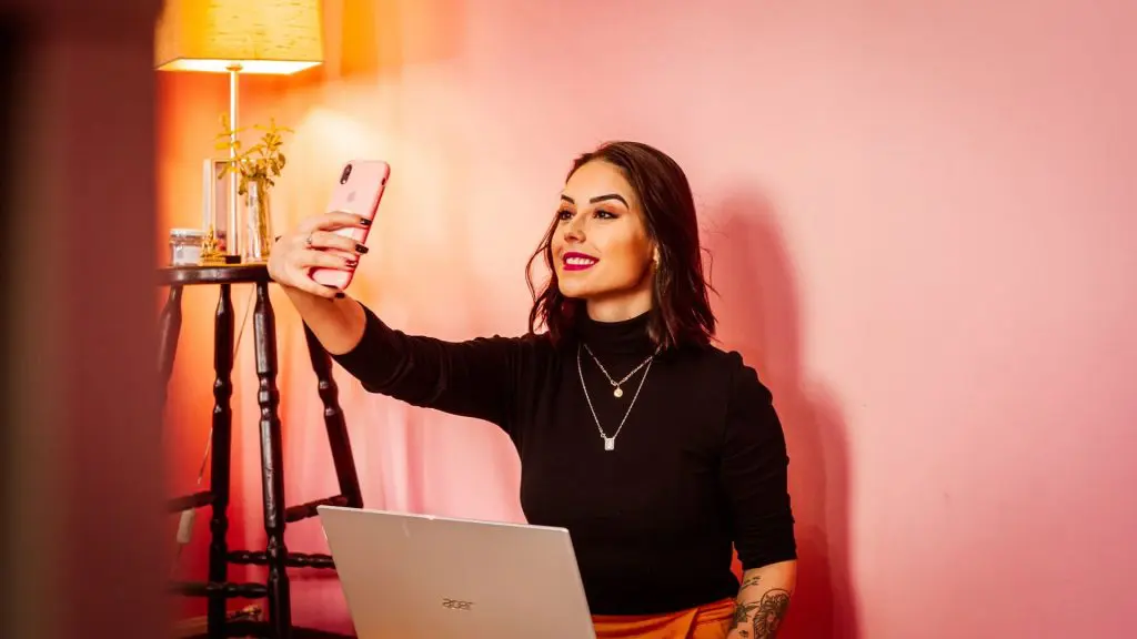 The Ultimate Instagram Influencer's Guide to best Own a Brand in 7 Steps 1 Instagram influencers opening an ecommerce