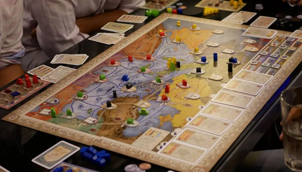 Best products to sell to high school students: 13 Categories with 39 products 8 board game